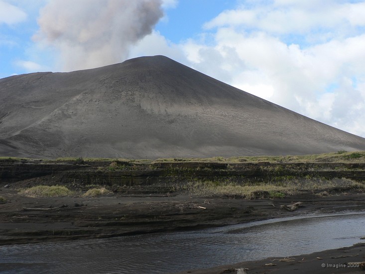 28- Le volcan fume apres notre passage.JPG